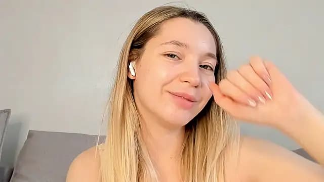 MiaThaine live cam
