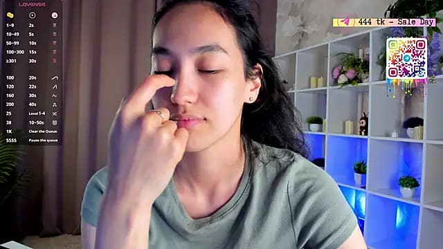 FlirtyAura live cam