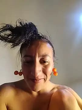 Oriana111 live cam on Stripchat