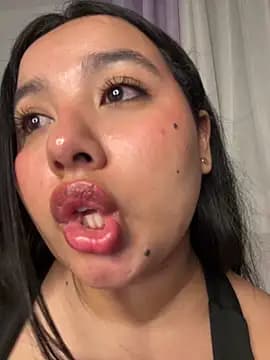 Hinata_99 live cam on Stripchat