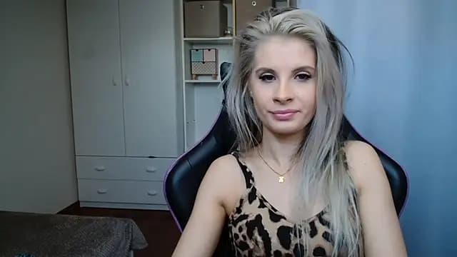 KristineGlow live cam