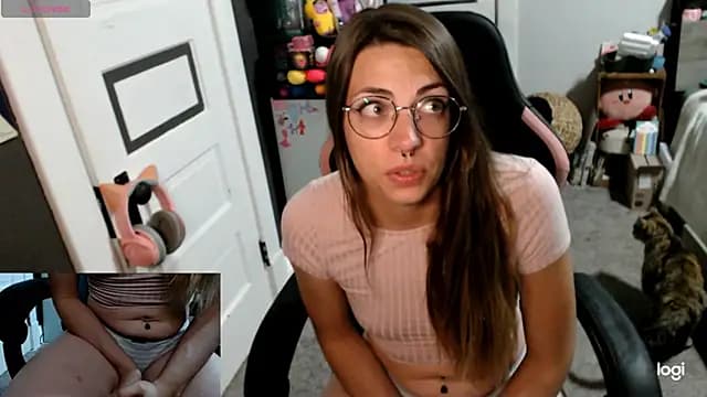 KierBearKisses live cam on Stripchat