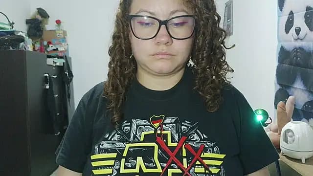curly_greeneyed live cam