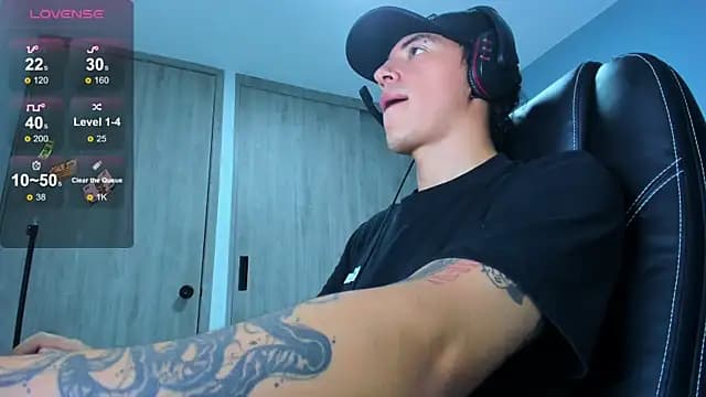 Lobo_17_ live cam on Stripchat