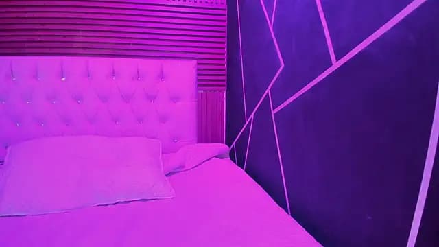 EmilyMora1_ live cam on Stripchat