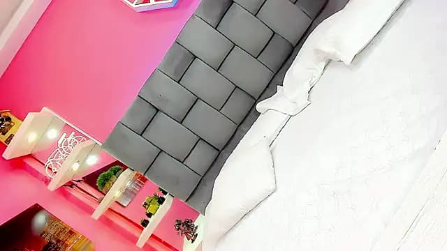 ZaraCartg live cam on Stripchat