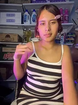 Ryliaaa live cam on Stripchat