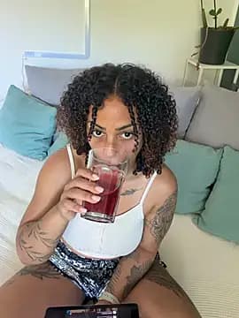 SweetPetiteNoir live cam