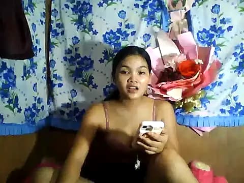 PinaySkinnyJust18 live cam