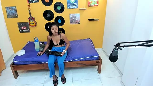 lilithevil32 live cam on Stripchat