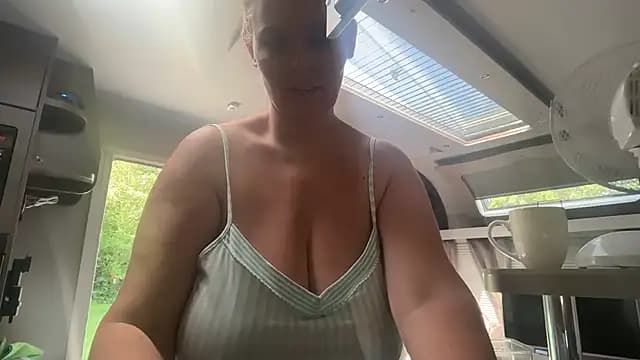 BustySwingingSlut live cam