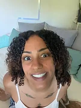 SweetPetiteNoir live cam