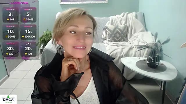 HornyMilf_777 live cam