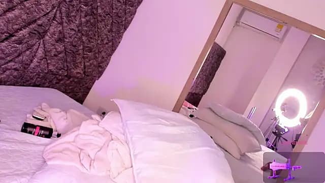 ALONDRAMILF live cam on Stripchat