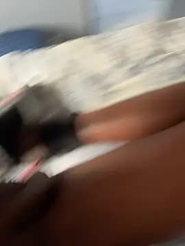 BumbleBee84 live cam