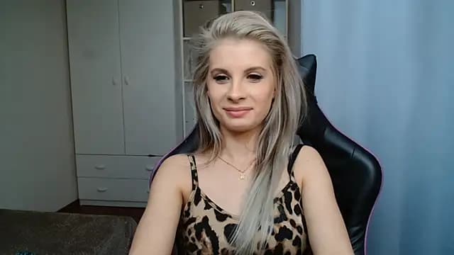 KristineGlow live cam