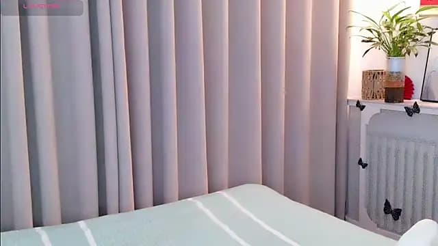 yufenna live cam on Stripchat