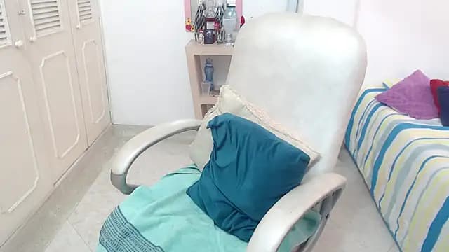 leonela_69 live cam