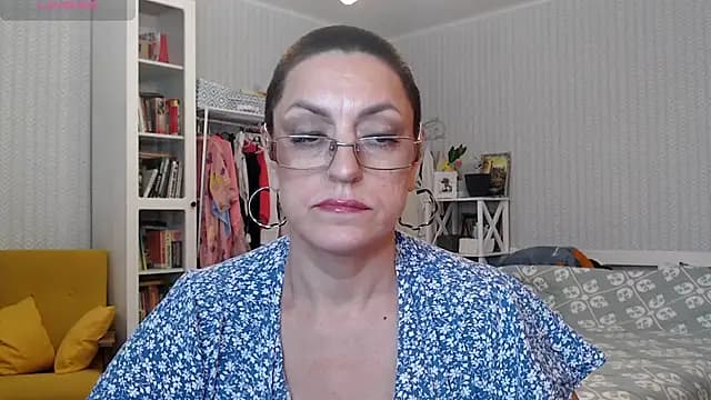 BloomingAllure live cam
