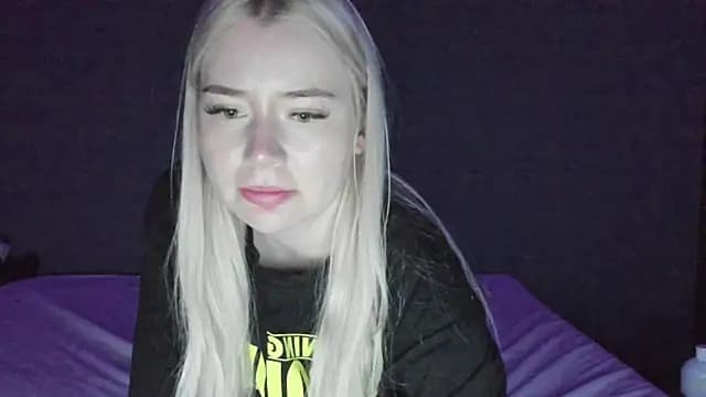 Lillie_Berry live cam on Stripchat