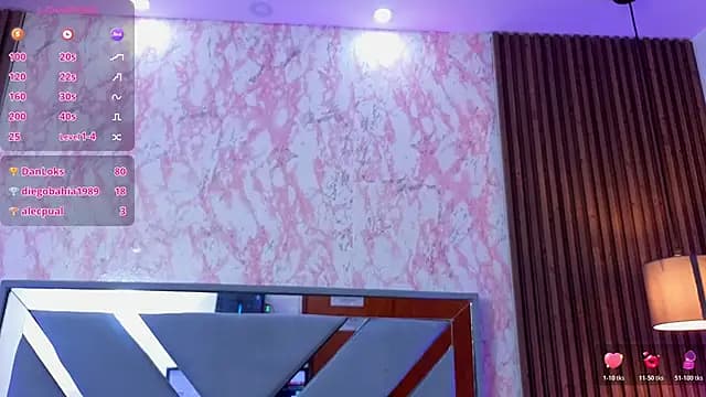 LittleeSara18 live cam on Stripchat