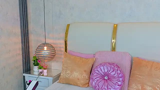 NaiomyLanes live cam