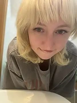 RonnieKiss live cam on Stripchat