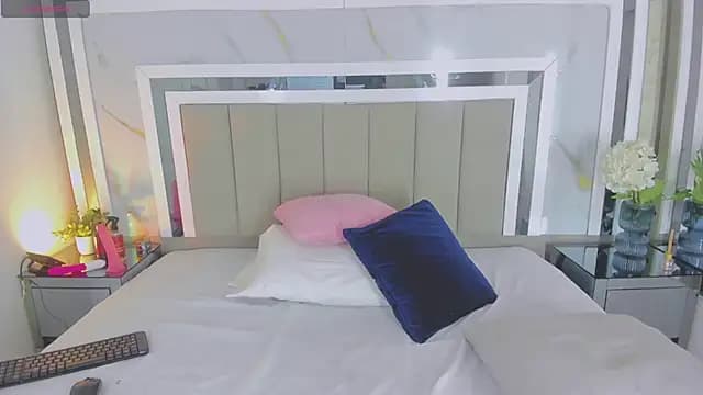 Emily-Cruz live cam