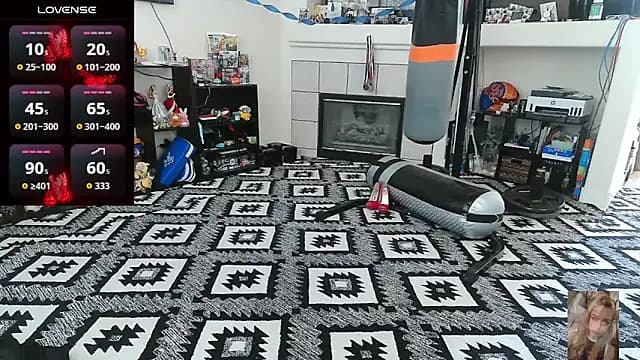 Blondiewithanass live cam