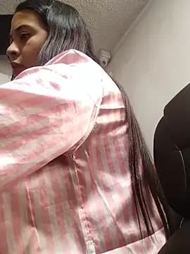 LITTLE-NESSA live cam