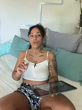 SweetPetiteNoir live cam
