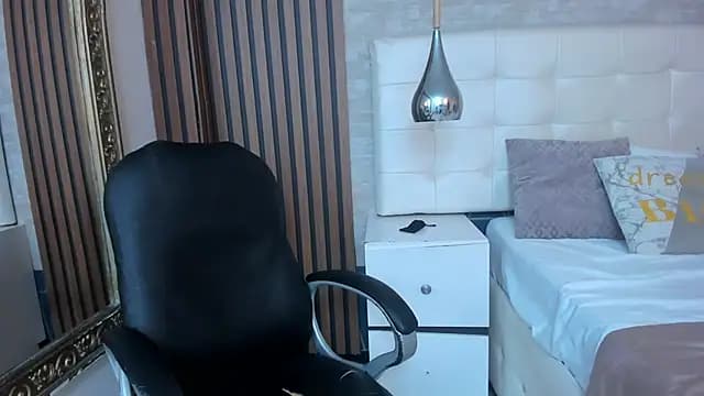 ArianaMora live cam on Stripchat