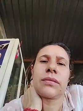MIA-LARIOS live cam