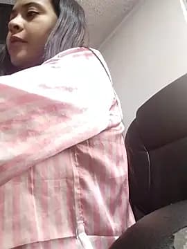 LITTLE-NESSA live cam