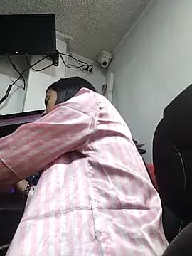 LITTLE-NESSA live cam