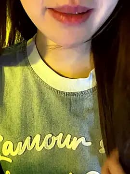 Uyennii02 live cam