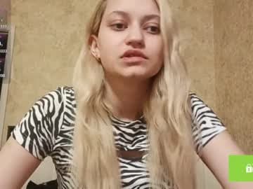 Eva is here now help me get 50 thumbs up pls live cam