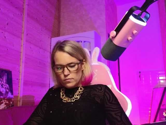 Findom_Lady_Shine live cam