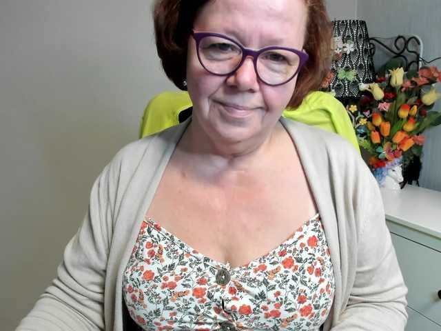 flirty-adele live cam