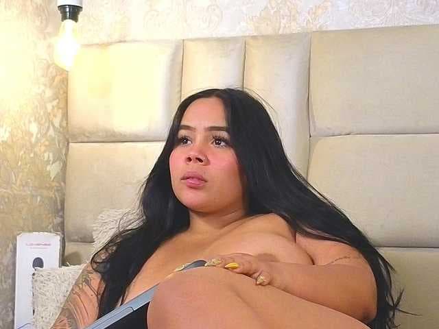 EmilyQueen3xx live cam