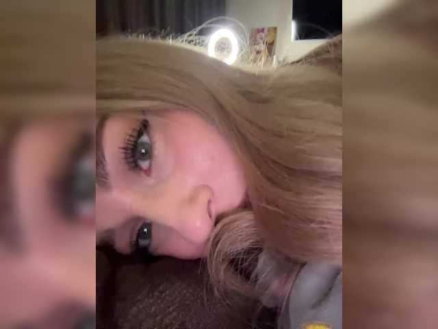 VictoriaBix live cam