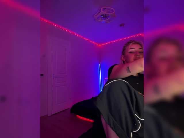 -AmazingBlonde live cam