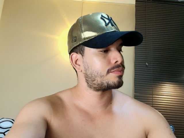 TommyJohn live cam