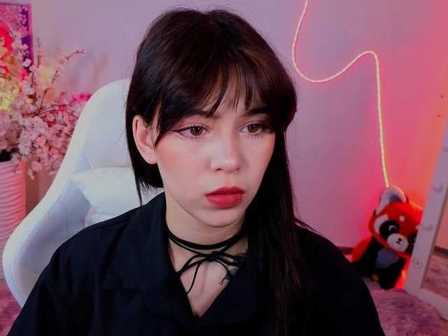 CoralineJones live cam