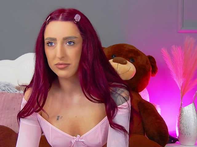 CrystalRed live cam on BongaCams