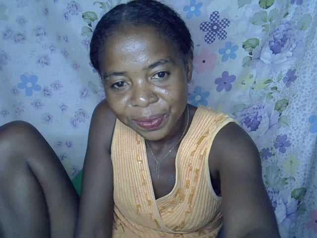 Momeny live cam