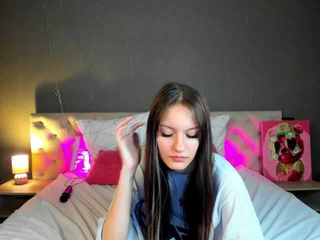 Golden-Whisper live cam