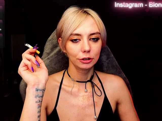 BlondIce live cam