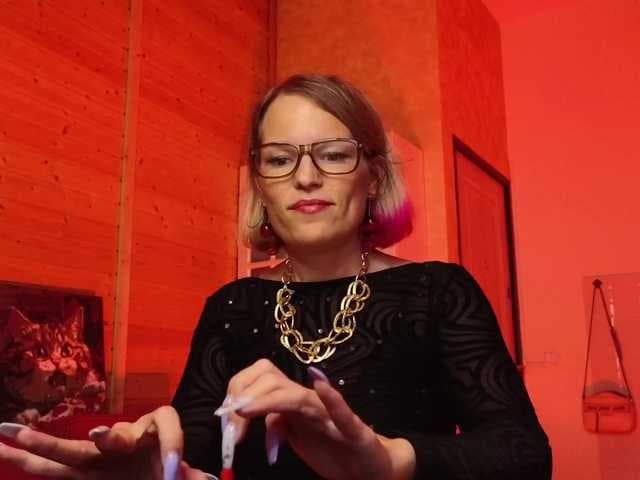 Findom_Lady_Shine live cam on BongaCams