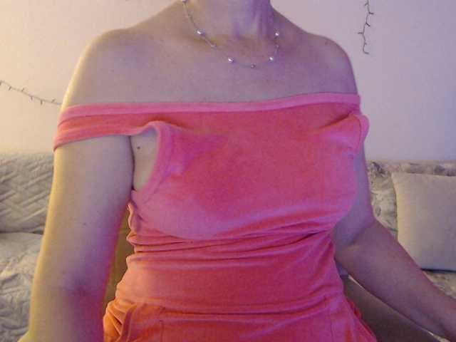 goodSnowQueen live cam on BongaCams